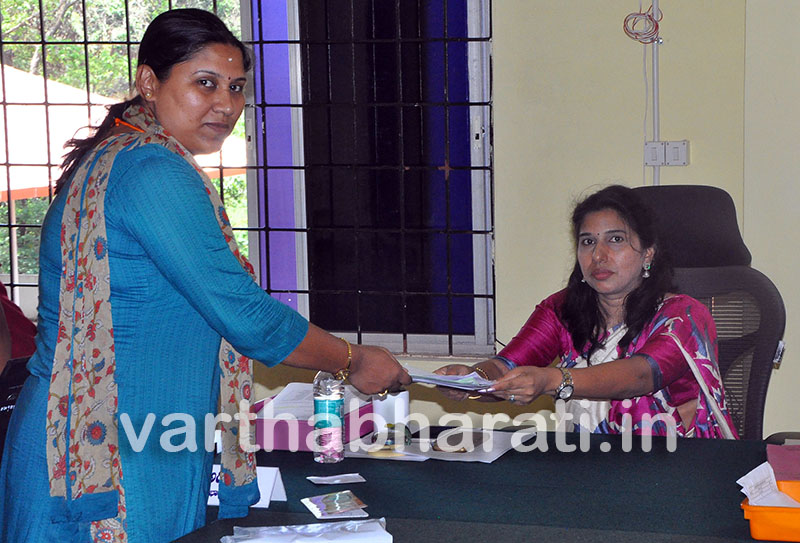 ಉಡುಪಿ: ಮಾಜಿ ಡಿವೈಎಸ್ಪಿ ಅನುಪಮಾ ಶೆಣೈ, ಕಾಂಗ್ರೆಸ್ ಅಭ್ಯರ್ಥಿ ರಾಕೇಶ್ ಮಲ್ಲಿ ನಾಮಪತ್ರ ಸಲ್ಲಿಕೆ